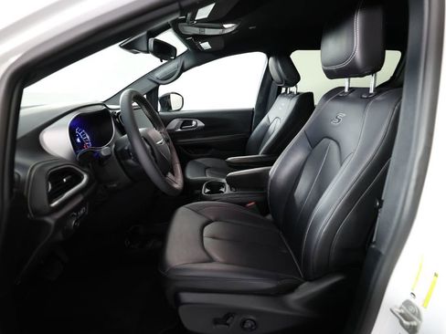 Used 2024 Chrysler Pacifica Select image 17