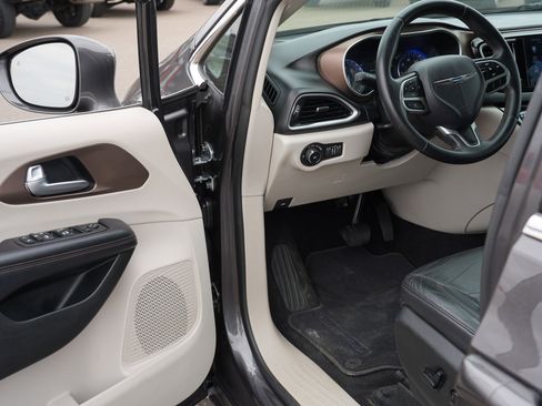 Used 2017 Chrysler Pacifica Touring-L FWD image 14