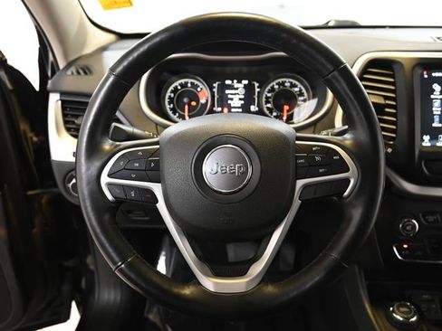 Used 2018 Jeep Cherokee Latitude Plus w/ Cold Weather Group AWD/4WD image 4