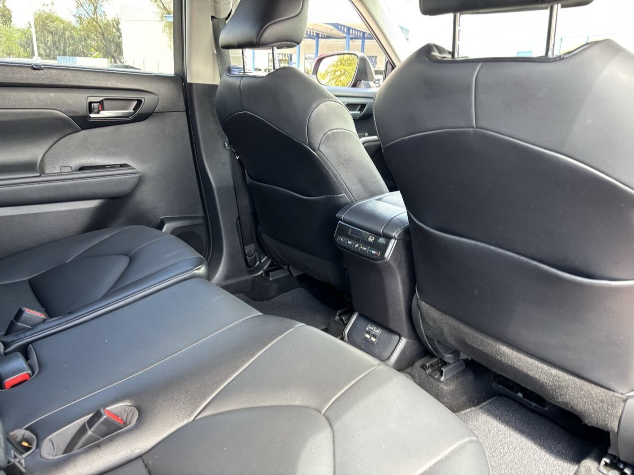 Used 2021 Toyota Highlander XLE AWD/4WD image 11