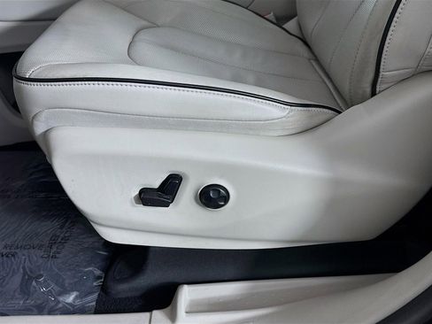 Used 2021 Chrysler Pacifica Limited w/ Uconnect Theater Family Group image 22