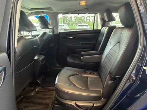 Used 2022 Toyota Highlander XLE AWD/4WD image 14