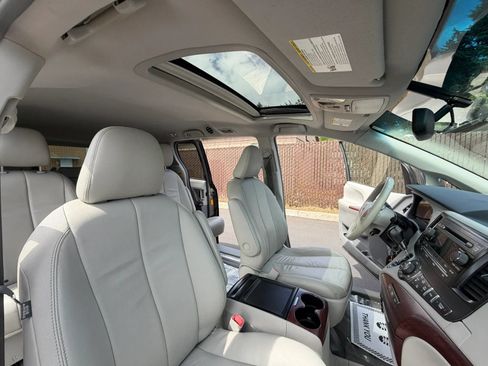 Used 2013 Toyota Sienna XLE FWD image 28