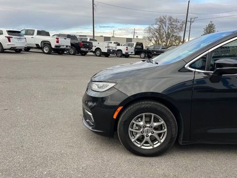 Used 2022 Chrysler Pacifica Touring FWD image 5
