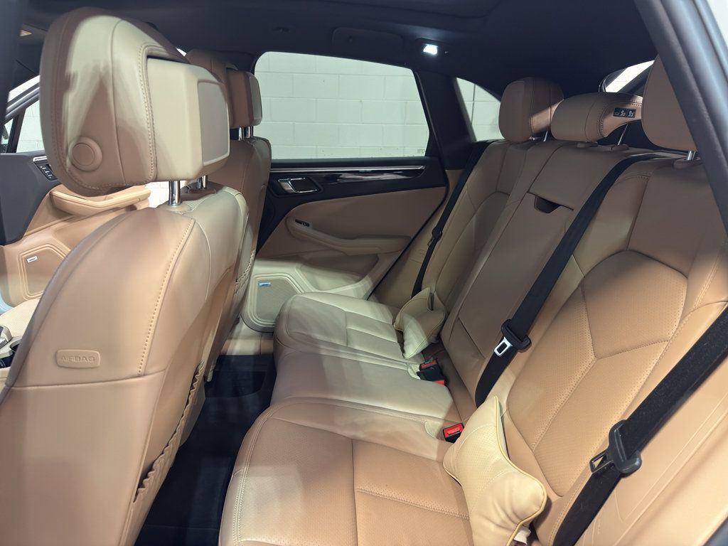 Used 2021 Porsche Macan AWD/4WD image 32