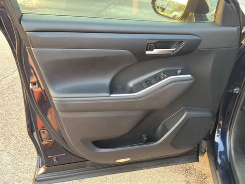 Used 2023 Toyota Highlander XLE FWD image 17