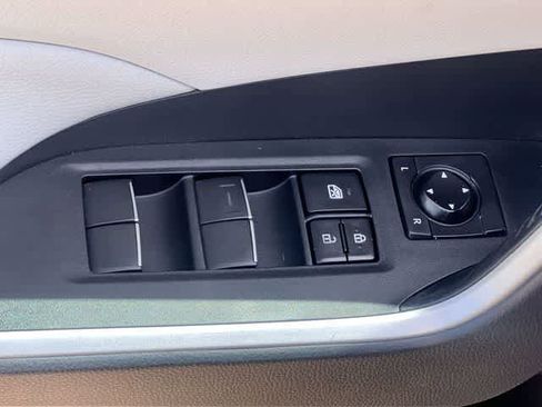 Used 2021 Toyota RAV4 XLE Premium FWD image 30
