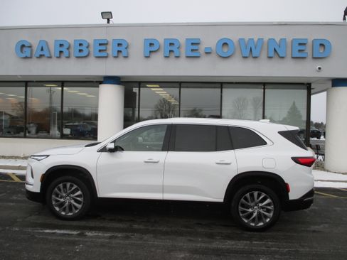 Used 2025 Buick Enclave Preferred image 3