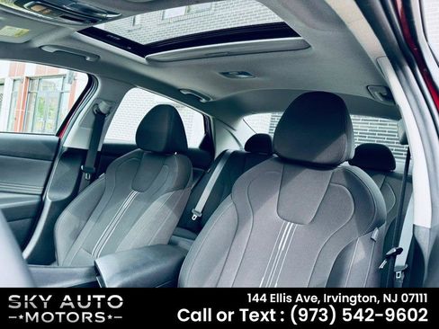 Used 2025 Hyundai Elantra SEL FWD image 17