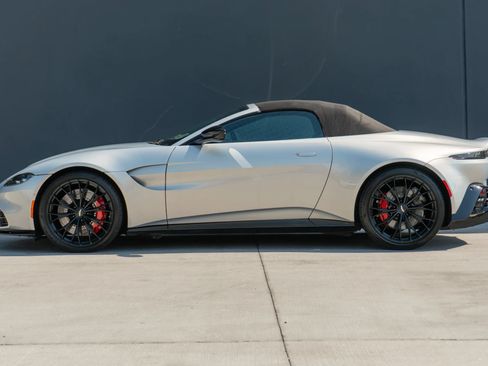 Used 2022 Aston Martin V8 Vantage Roadster RWD image 2