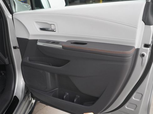 Used 2022 Toyota Sienna XSE AWD/4WD image 9