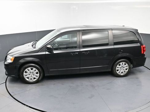 Used 2018 Dodge Grand Caravan SE w/ UConnect Hands-Free Group image 42