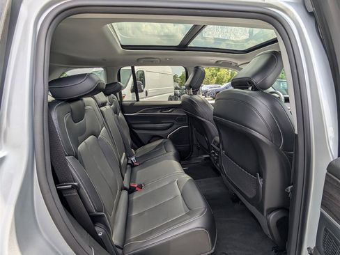 Used 2022 Jeep Grand Cherokee Limited image 11