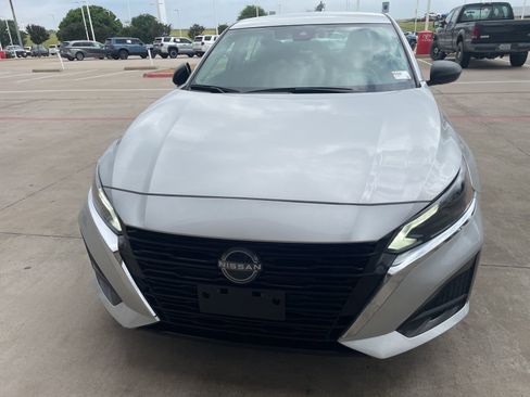 Used 2024 Nissan Altima 2.5 SV FWD image 2