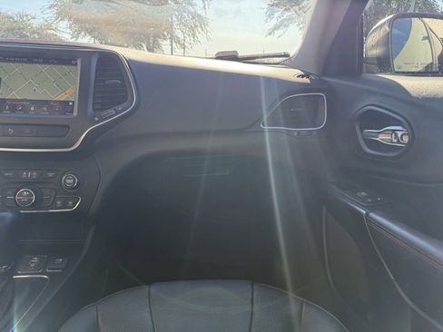 Used 2019 Jeep Cherokee Trailhawk image 7