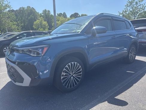 Used 2025 Volkswagen Taos SE FWD image 5