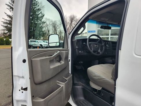 Used 2017 GMC Savana 3500 Extended image 24