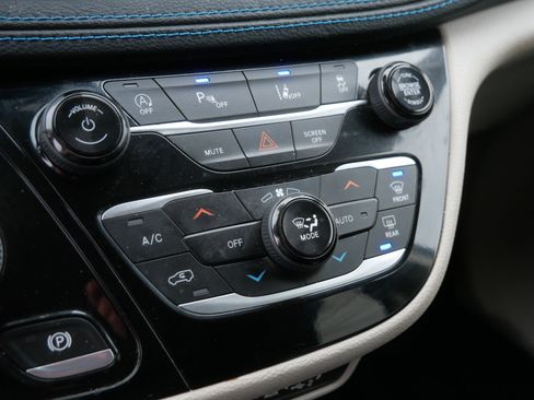 Certified 2021 Chrysler Pacifica Touring FWD image 27