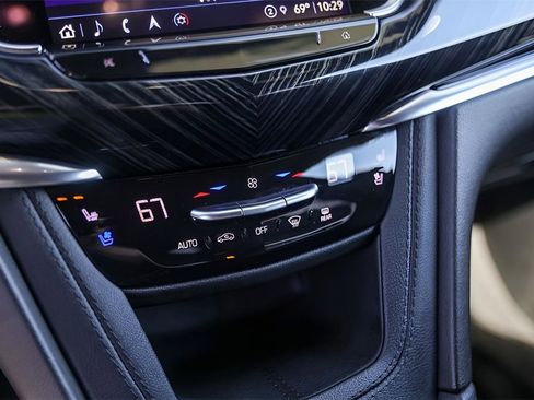 Used 2025 Cadillac XT6 Premium Luxury image 19