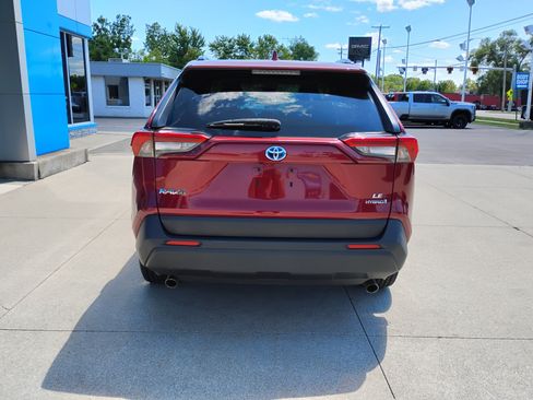 Used 2021 Toyota RAV4 LE AWD/4WD image 15