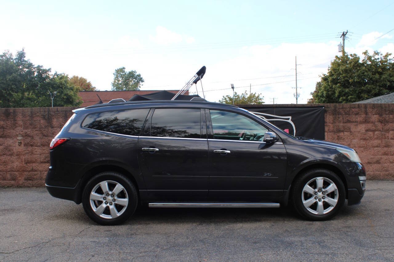 Used 2017 Chevrolet Traverse LT w/ Style and Technology Package FWD image 5