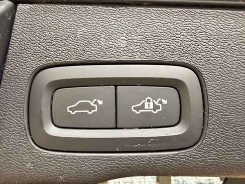 Used 2024 Volvo XC60 T8 Ultimate image 11