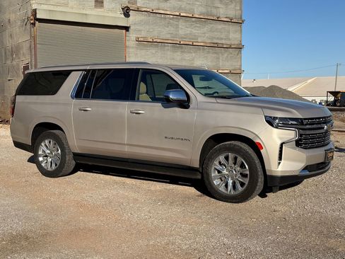 Used 2023 Chevrolet Suburban Premier image 2