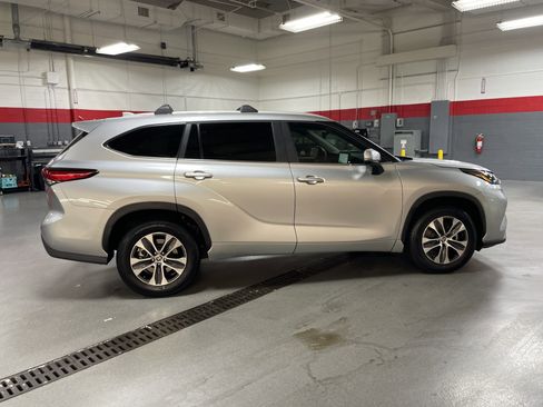Used 2023 Toyota Highlander XLE FWD image 11