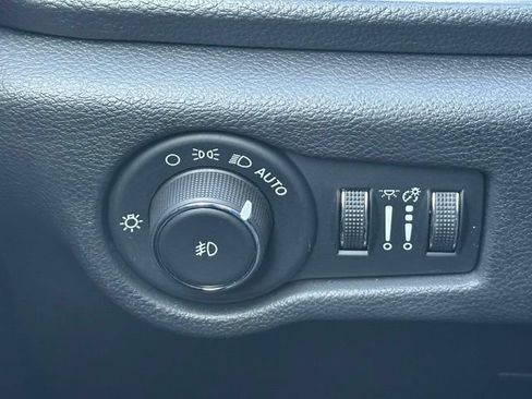 Used 2025 Chrysler Pacifica Limited FWD image 20