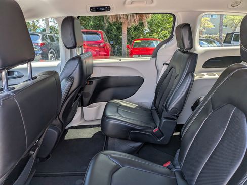 Used 2024 Chrysler Pacifica Touring-L FWD image 16
