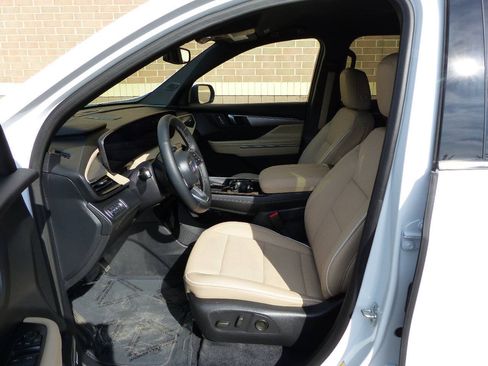 Used 2025 Buick Enclave Preferred FWD image 21