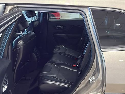 Used 2019 Jeep Cherokee Limited image 19