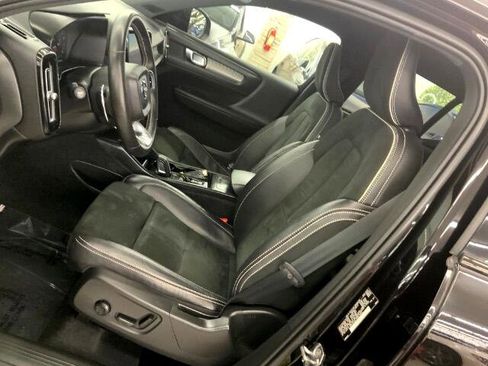 Used 2020 Volvo XC40 T5 R-Design image 11