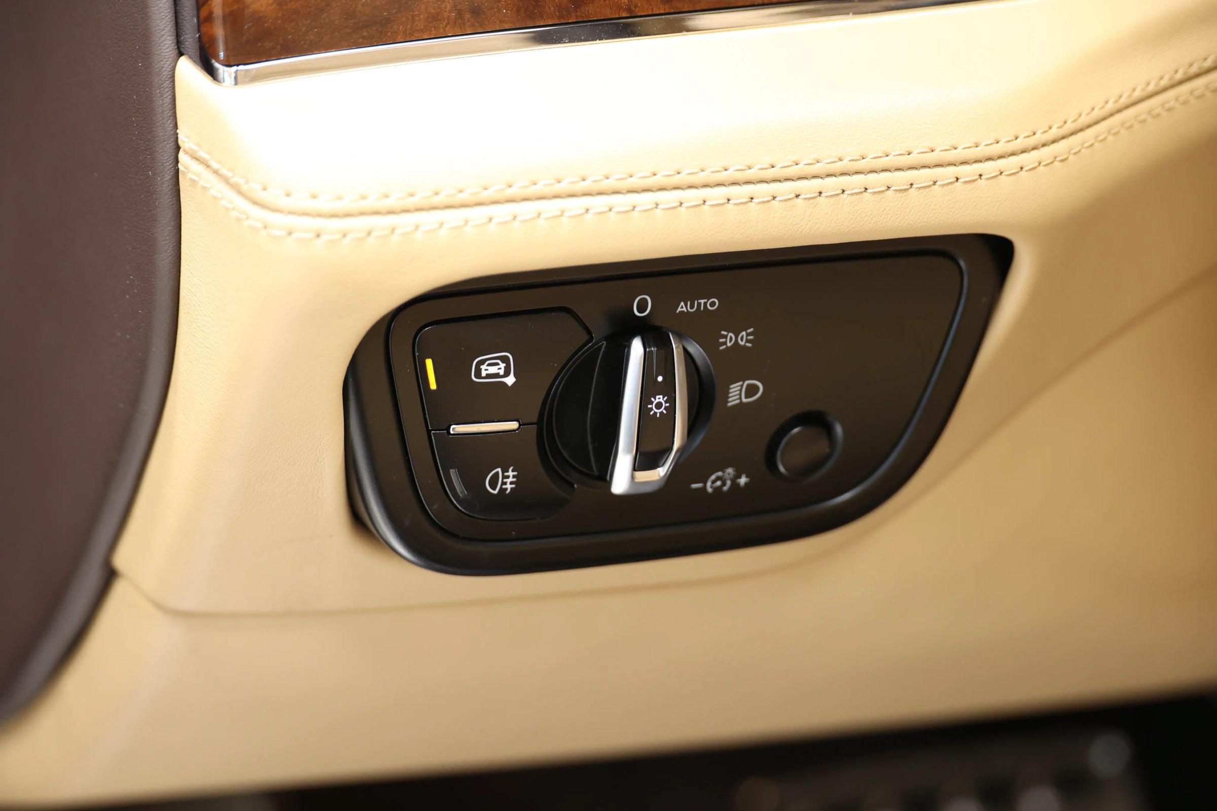 Used 2018 Bentley Bentayga AWD/4WD image 23