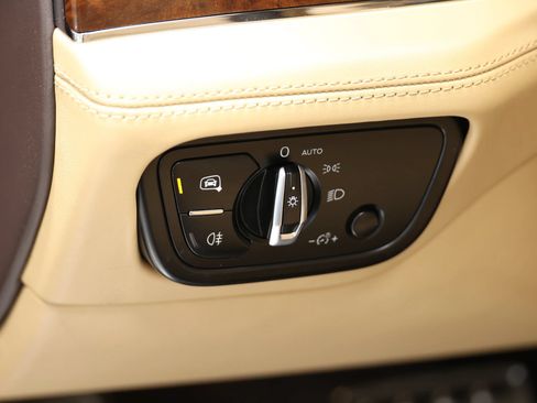 Used 2018 Bentley Bentayga AWD/4WD image 23