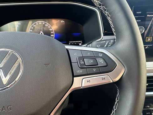 New 2026 Volkswagen Taos SE FWD image 21