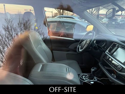 Used 2016 Toyota Highlander XLE image 3