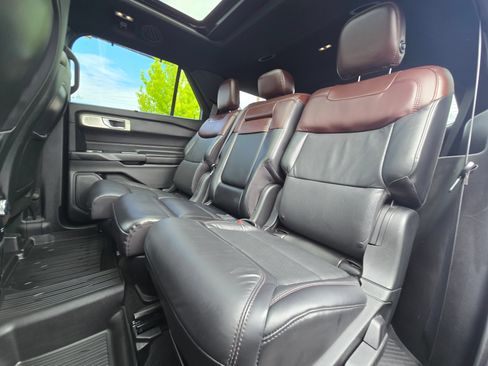Used 2020 Ford Explorer Platinum w/ Premium Technology Package AWD/4WD image 17