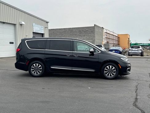 Used 2022 Chrysler Pacifica Limited FWD image 6