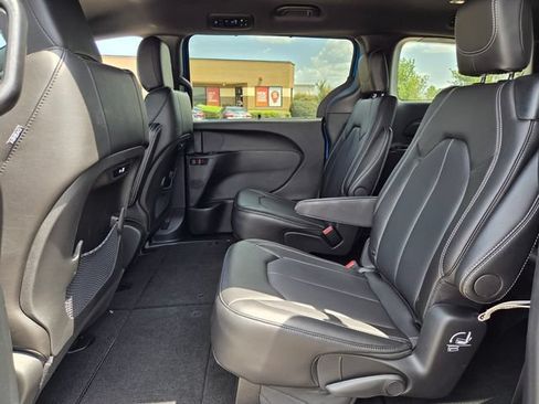 Used 2026 Chrysler Pacifica Select FWD image 6