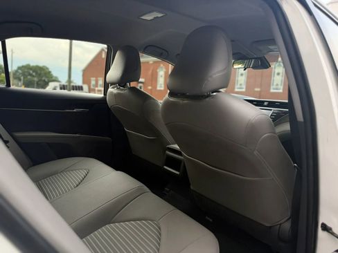 Used 2018 Toyota Camry SE FWD image 13