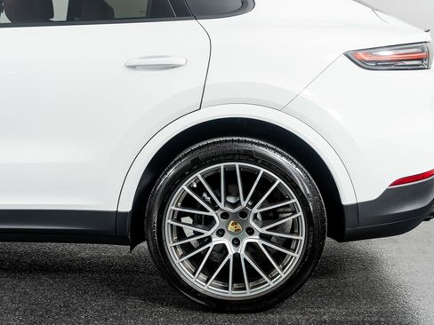 Used 2023 Porsche Cayenne Platinum Edition image 15