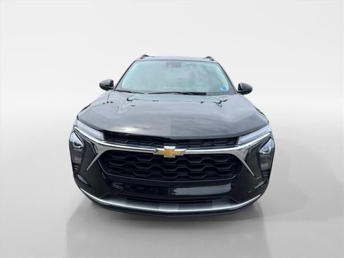 Used 2025 Chevrolet Trax LT FWD image 8