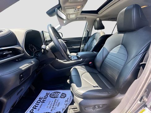 Used 2020 Toyota Highlander XLE FWD image 18