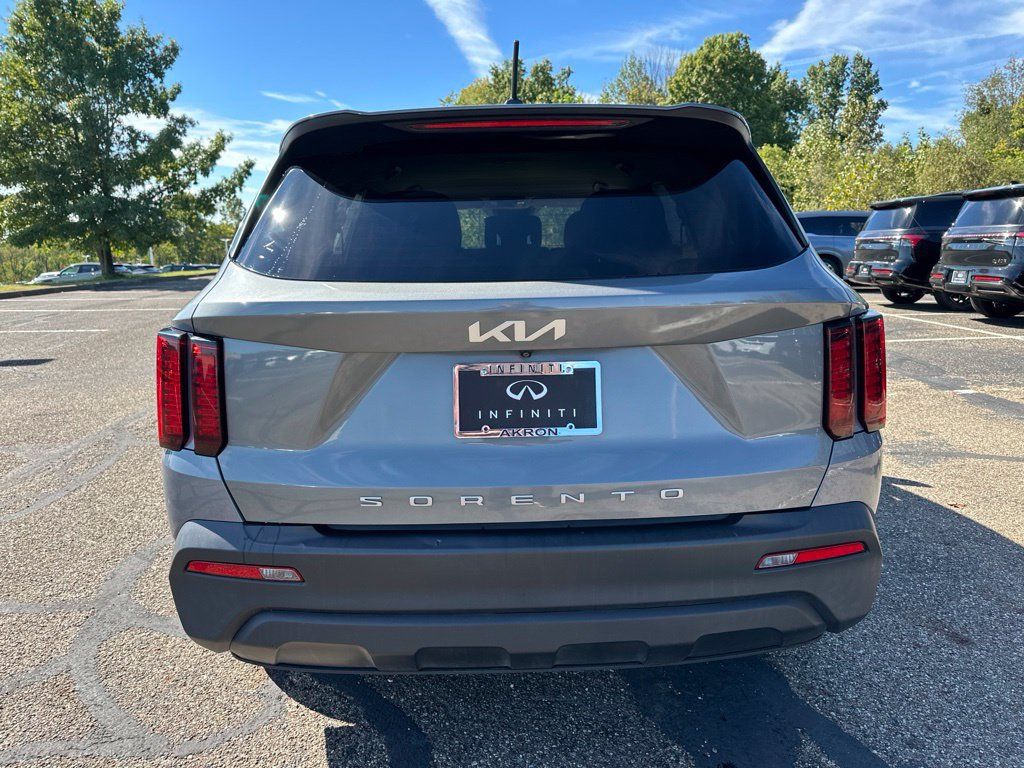Used 2022 Kia Sorento LX FWD image 9