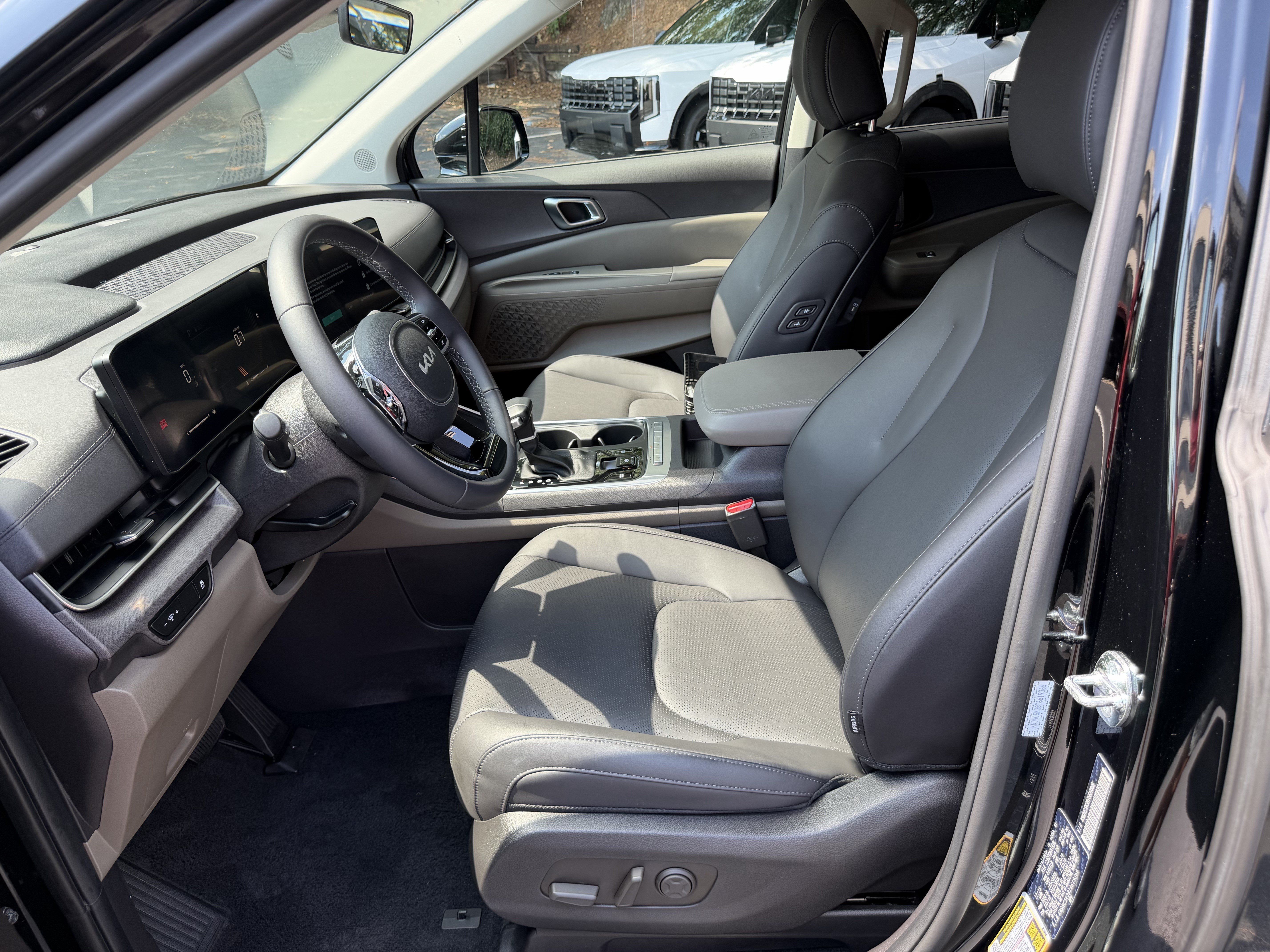 Certified 2026 Kia Carnival EX FWD image 9