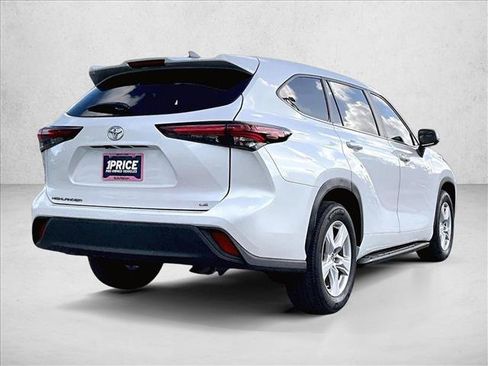 Used 2024 Toyota Highlander LE image 2