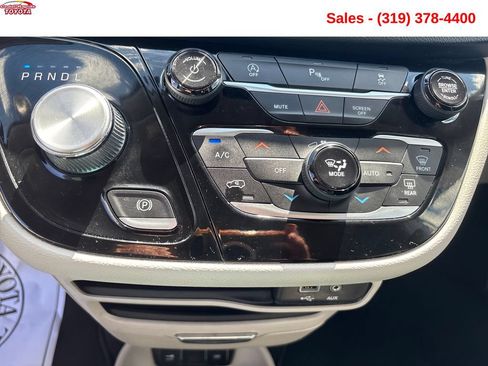Used 2020 Chrysler Pacifica Touring-L FWD image 18