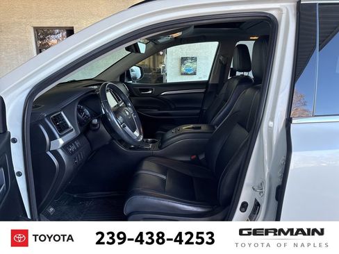 Used 2018 Toyota Highlander SE image 17