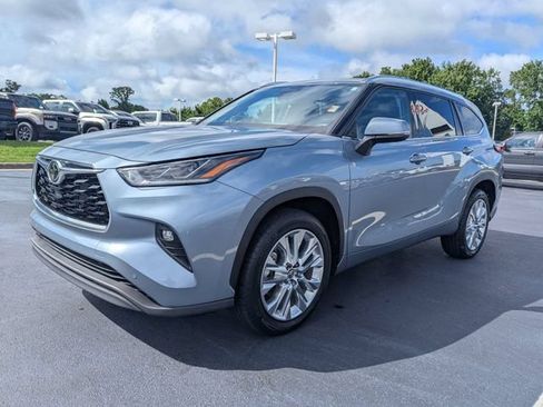Used 2022 Toyota Highlander Limited FWD image 5
